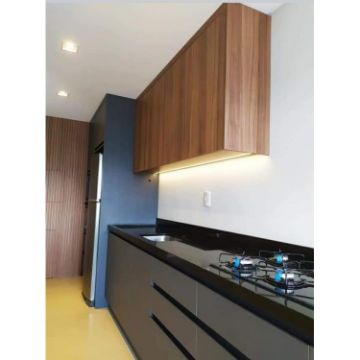 Mostrar detalhes para Cozinha com Armarios de Madeira Imagem de Cozinha com Armarios de Madeira